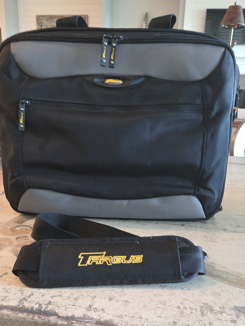 Targus TCG400 CitiGear Notebook Travel Case with Accessories, NWOT